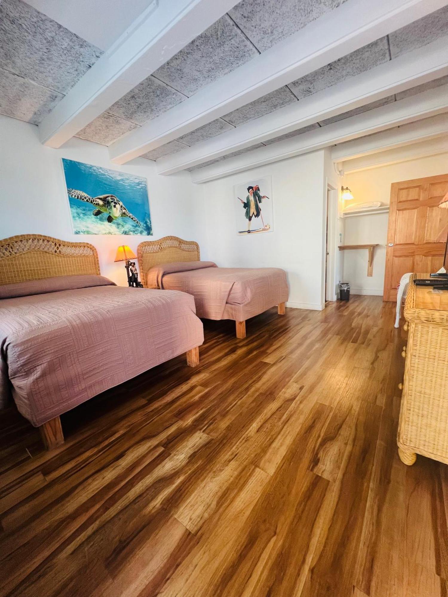 Buccaneer Quarters And Suites Marathon Bagian luar foto