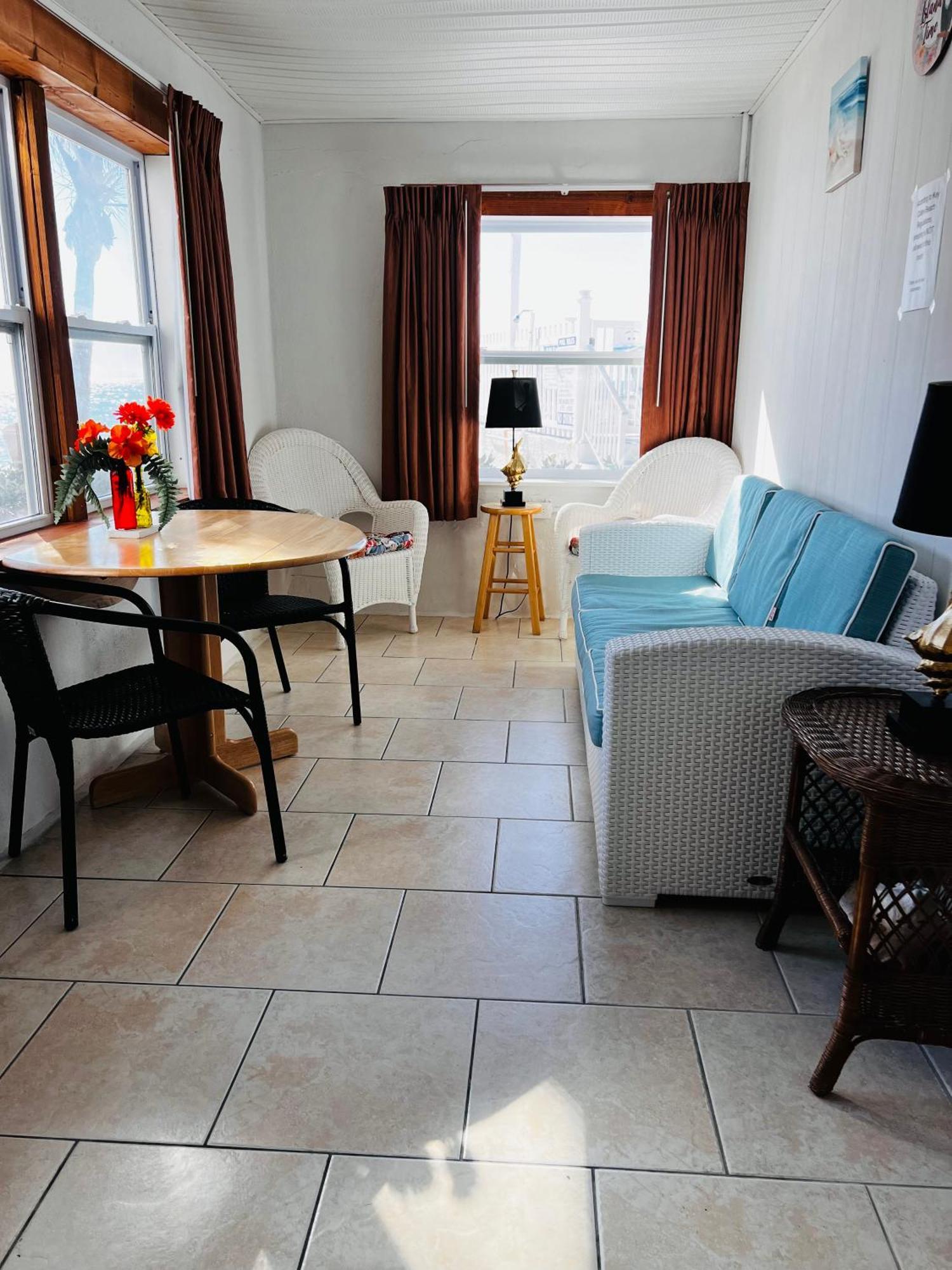 Buccaneer Quarters And Suites Marathon Bagian luar foto