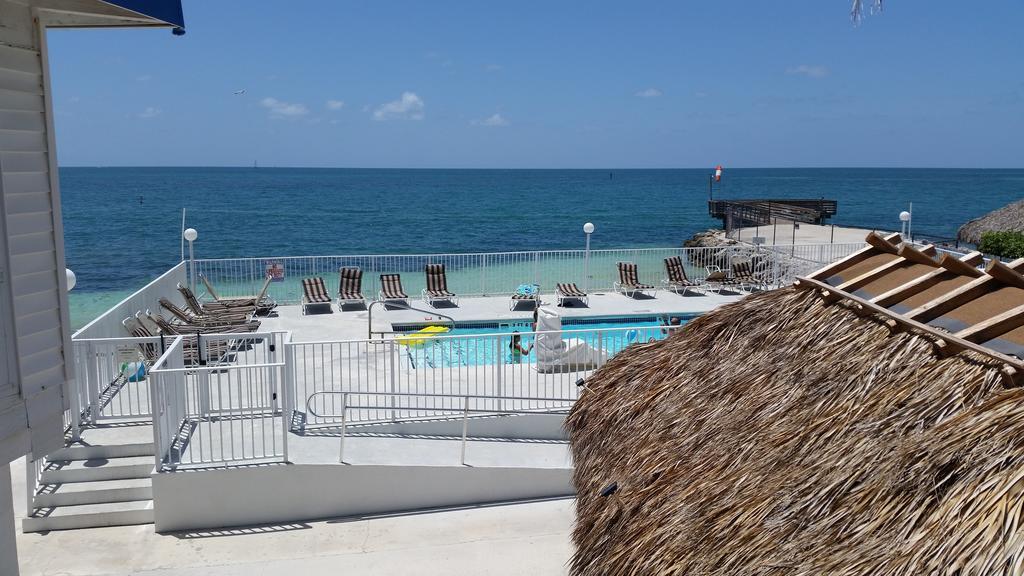 Buccaneer Quarters And Suites Marathon Bagian luar foto