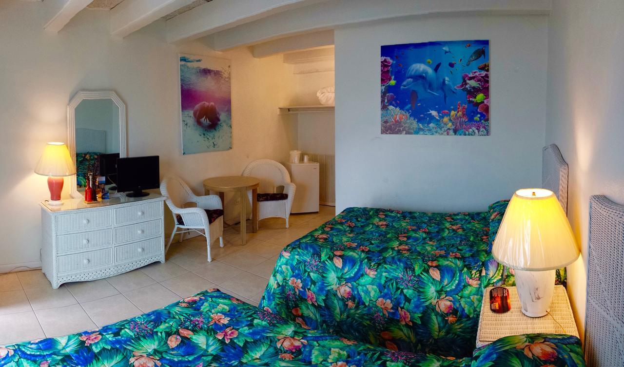 Buccaneer Quarters And Suites Marathon Bagian luar foto