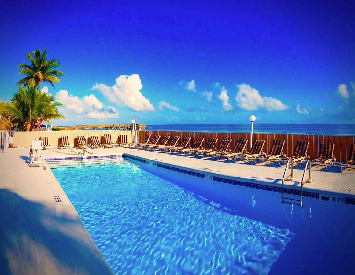 Buccaneer Quarters And Suites Marathon Bagian luar foto